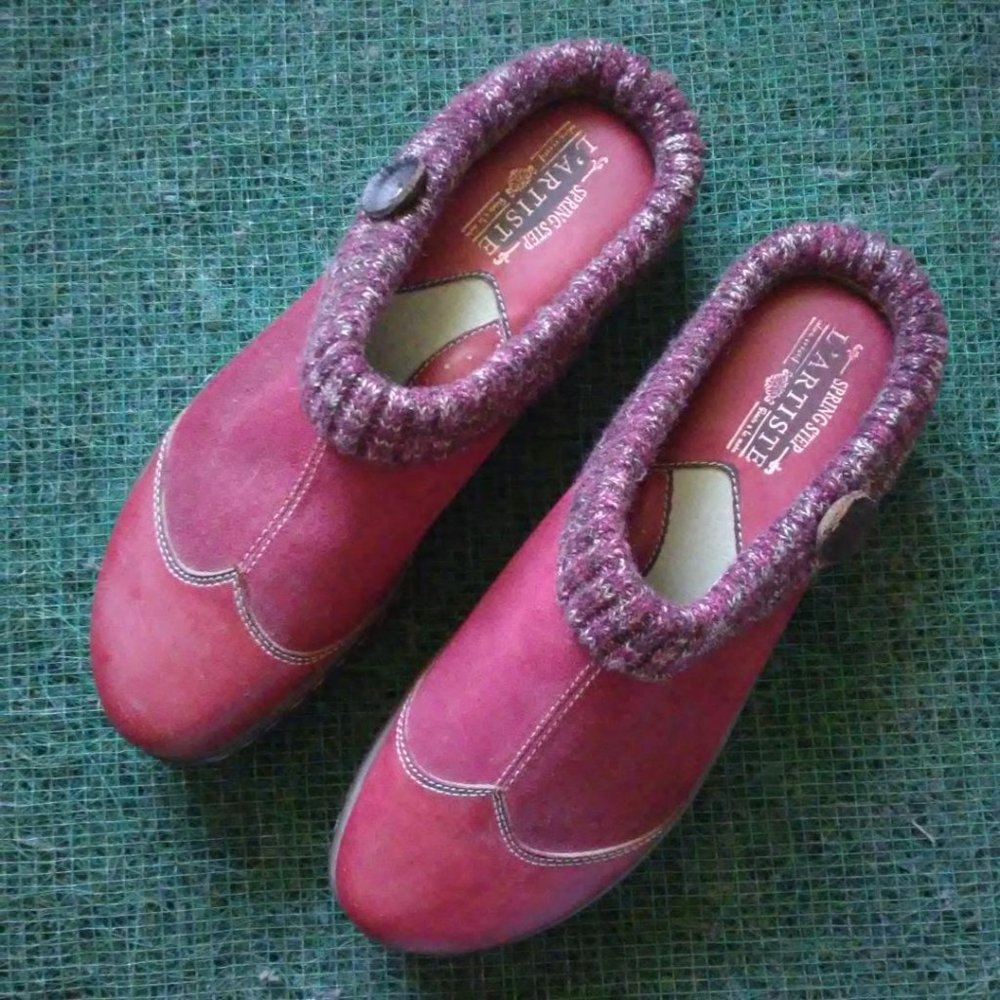 NWOT L'Artiste by Spring Step  Red Suede and Leather Mule Clogs